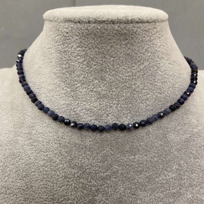 Choker z fasetowanym szafirem o średnicy 4 mm, długość 34 cm (+ 5 cm łańcuszek przedłużający)