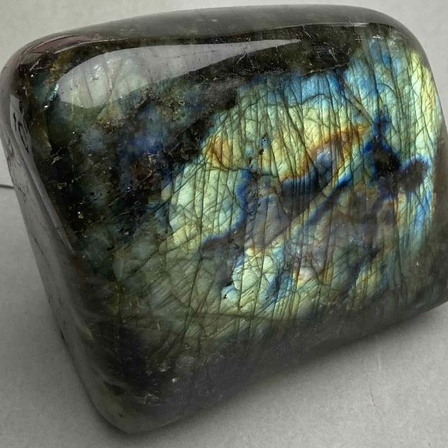 Pamiątkowy kamień z naturalnego labradorytu 11×10,5×6 cm ± 1330 g. (naturalne uszkodzenia)