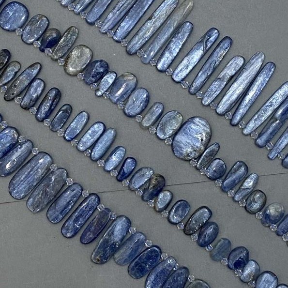 Koraliki z kyanitu fasetowane w formie motyla, asortyment rozmiarów, średnica 14-50×7-22 mm ±, koraliki 5 mm ±, długość 39 m ± na nitce