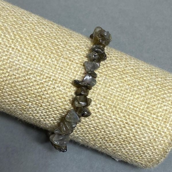 Bransoletka z labradorytu – drobiny, średnica 6–9 × 1–6 mm, długość 18 cm, elastyczna
