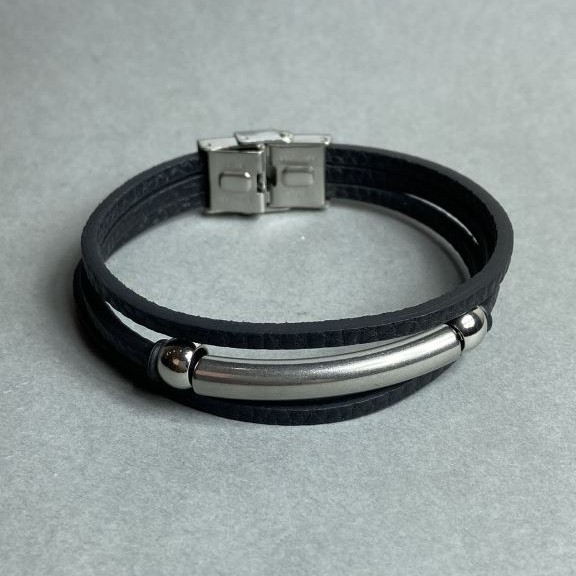 Bransoletka w kolorze czarnym na zapięciu z metalowymi wstawkami, długość 21 cm+