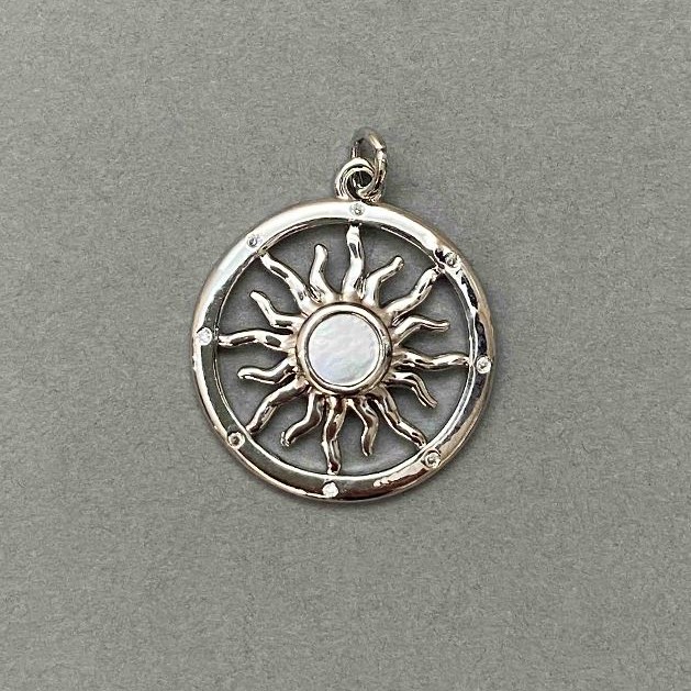 Wisiorek Gwiazda z białymi cyrkoniami, perłowy połysk, metal srebrzysty, średnica 20 mm, długość 27 mm