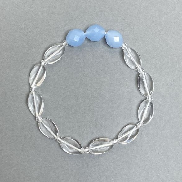 Bransoletka z kryształu górskiego, owal skręcany, średnica 12×8×4 mm + fasetowany koralik akwamaryny 10×8,5 mm, długość 18 cm, elastyczna