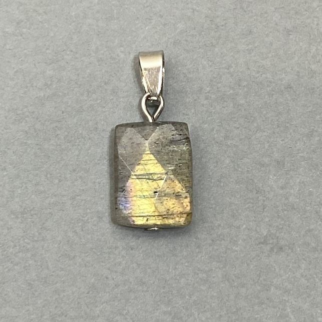 Wisiorek z labradorytu, fasetowane ogniwo 27×11 mm+