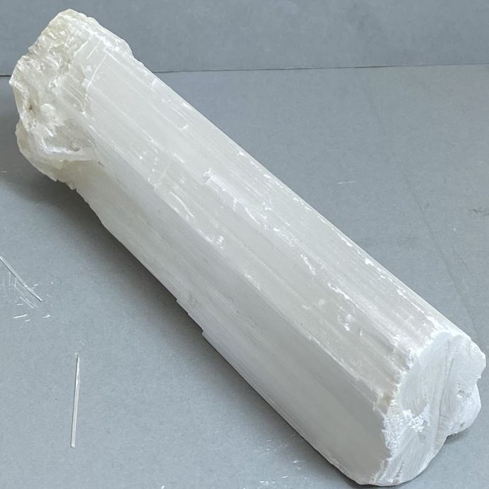 Minerał selenit nieobrobiony, waga 968 g, wymiary 19×6,7×5 cm+