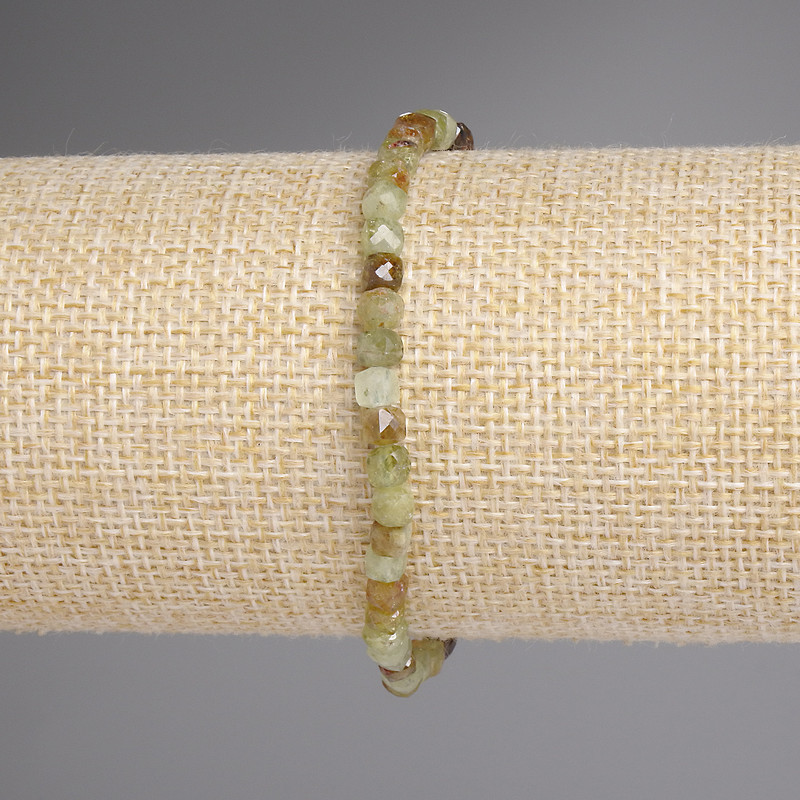 Bransoletka z grosularu szlifowanego, koraliki sześcienne 4×4 mm, długość 18 mm, elastyczna