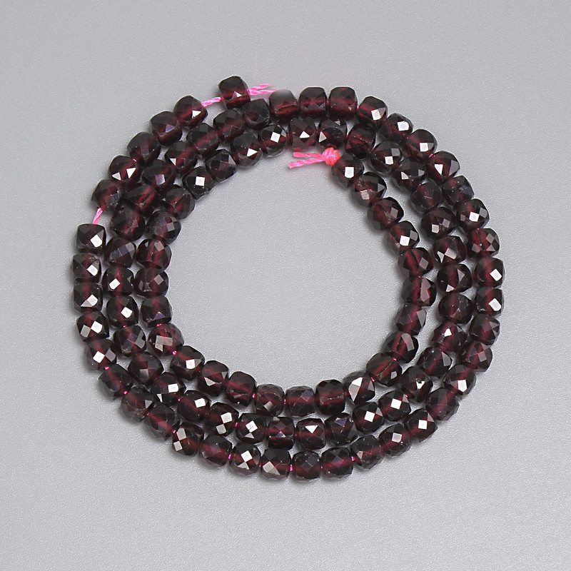 Koraliki granatu fasetowane, kostki 4×4 mm, długość 39 cm ± na nici