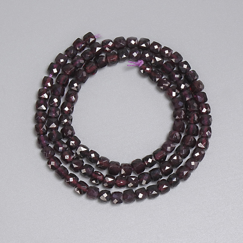 Koraliki granatu w kształcie fasetowanego sześcianu 4×4 mm, długość 39 cm, na nitce