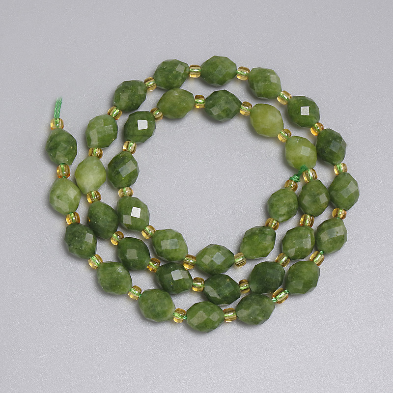 Koraliki jadeitu fasetowane ziarenko 8×7 mm +- drobny koralik 3 mm +-, długość 38 cm +- na nitce