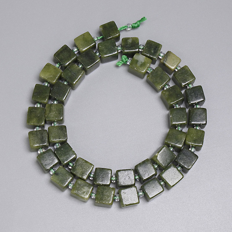 Koraliki jadeitu w kostkach 8×8 mm ±, koraliki o średnicy 3 mm ±, długość około 39 cm ±, na nici