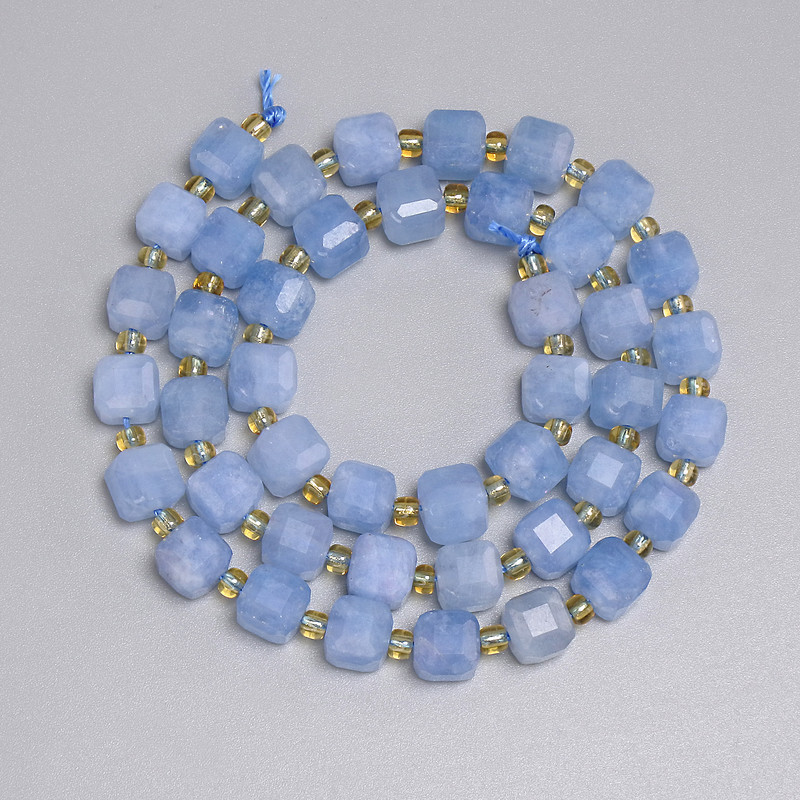 Koraliki z akwamarynu — szlifowany sześcian 6,5×6,5 mm, koraliki 3 mm, długość 38 cm, na nici