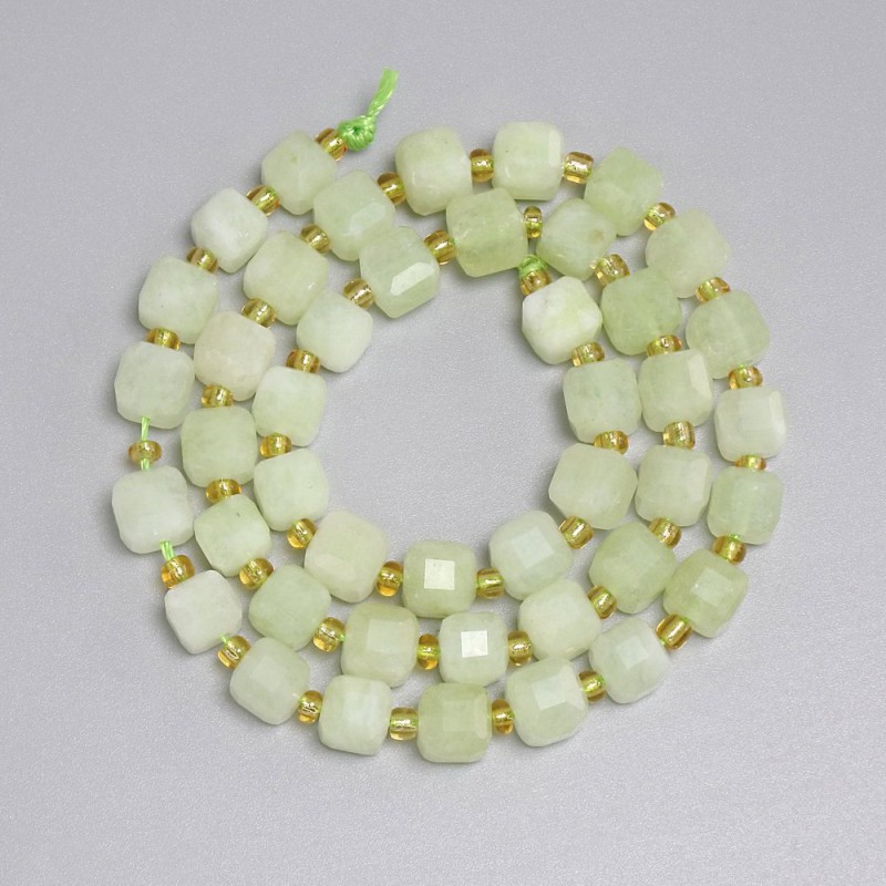 Koraliki z chryzolitu (oliwin), fasetowane kostki 6×6 mm, koraliki 3 mm, długość ok. 37 cm, na nitce