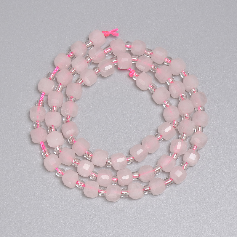 Koraliki z różowego kwarcu, fasetowane kostki 5×5 mm ±, o średnicy około 3 mm ±, długość 38 cm ±, na nitce