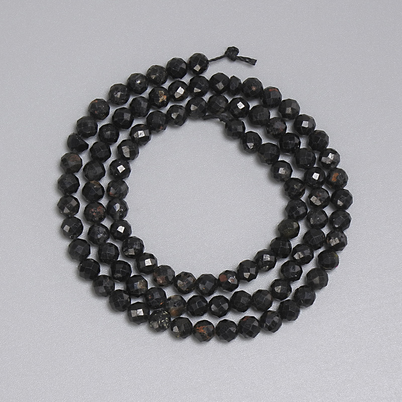 Koraliki z czarnego turmalinu – fasetowane kuleczki, średnica 4 mm ±, długość 39 cm ±, na nici