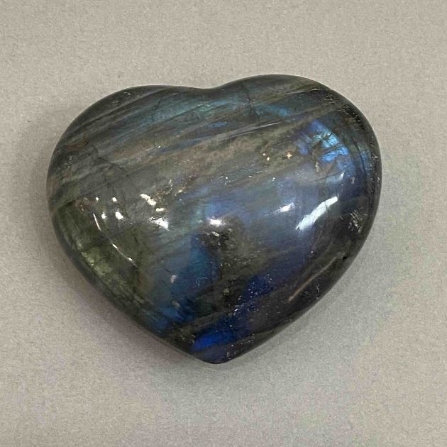 Kamień pamiątkowy labradoryt w kształcie serca 65×55×28 mm ± masa od 149 g
