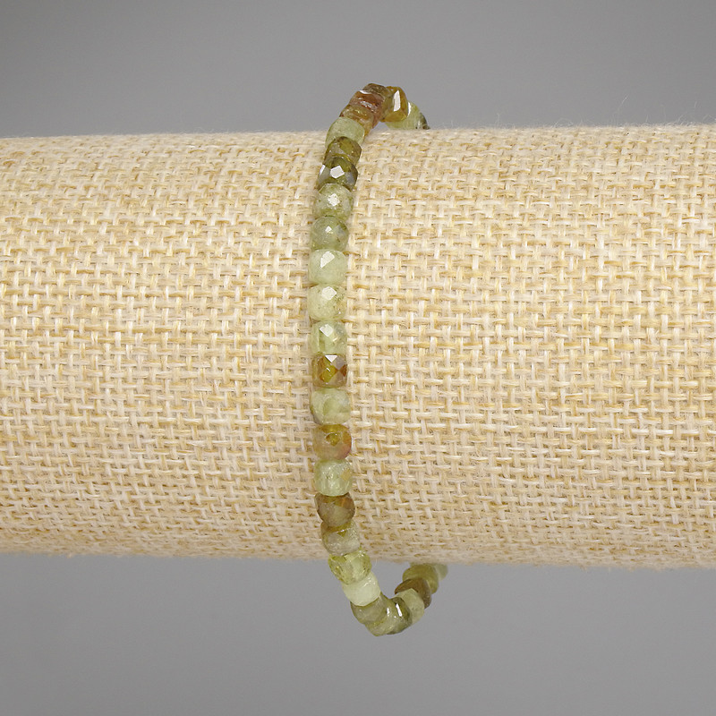 Bransoletka z fasetowanego grosularu – kostka, średnica 4×4 mm, długość 18 cm, elastyczna