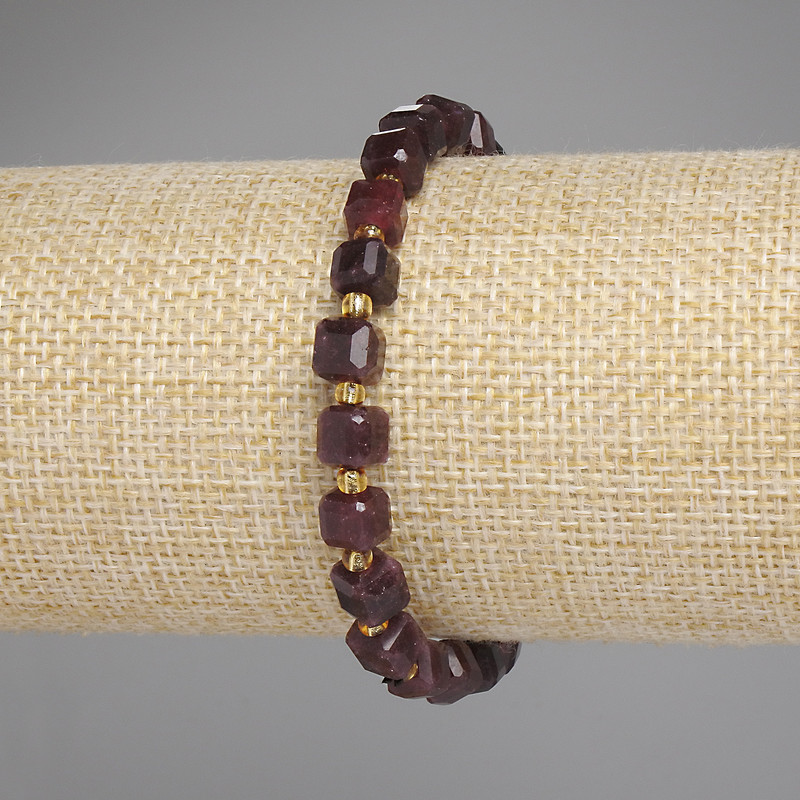 Bransoletka z turmalinu – fasetowane kostki, średnica 6×6 mm ±, koraliki 3 mm ±, długość 18 cm ±, elastyczna