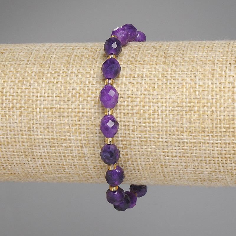 Bransoletka z sugilitu — fasetowane ziarenka, średnica 8×6 mm, długość 18 cm, na elastycznej bazie (stretch)