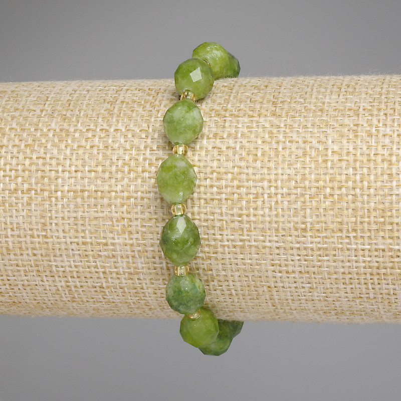 Bransoletka z jadeitu – fasetowane ziarenko, średnica 10 × 8 mm ±, koraliki 3 mm ±, długość 18 cm ±, elastyczna