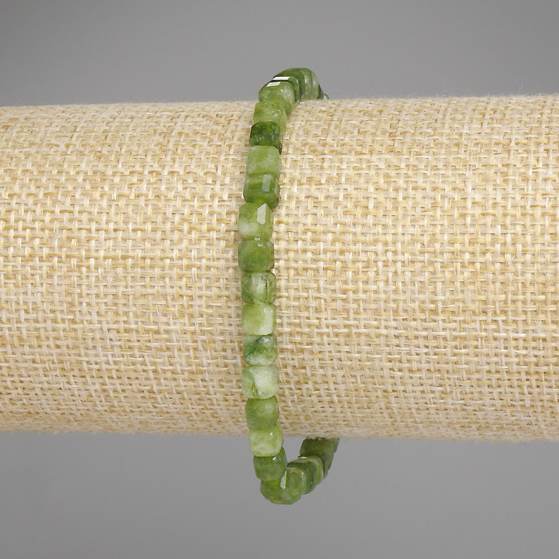 Bransoletka z jadeitu fasetowanego w kształcie sześcianu, średnica 4,5 × 4,5 mm, długość 18 cm, elastyczna
