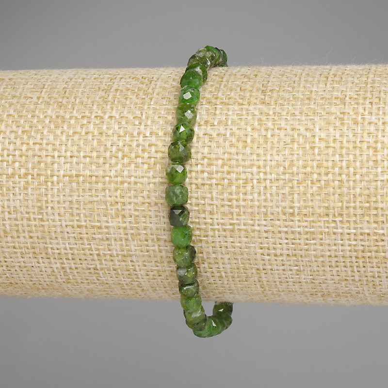Bransoletka z diopsydem fasetowanym w kostkach, średnica 4,5×4,5 mm, długość 18 cm, elastyczna