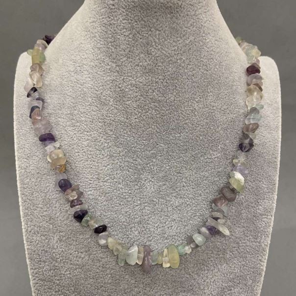 Naszyjnik z fluorytu – drobne odłamki, średnica 6–12×3–5 mm, długość 45 cm +/- z zapięciem