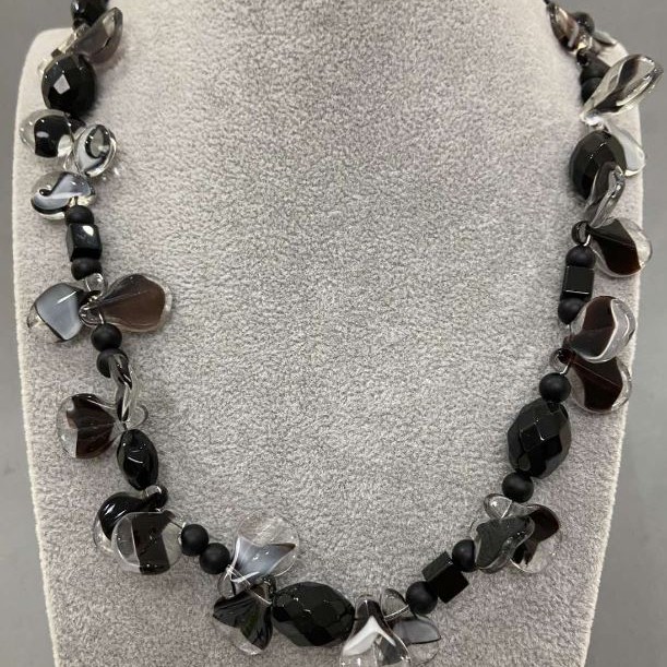 Naszyjnik z Murano szkła i agatu – motylek, 20×12 mm ±, agat sztuczny fasetowany 11×7 mm ±, 16×11 mm ±, długość 60 cm ±, z zapięciem