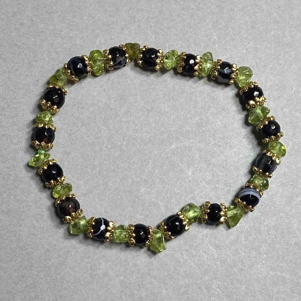 Bransoleta z chryzolitu i agatu, drobne granulki 5-6×4 mm ±, agat fasetowana kuleczka 6 mm ±, z wstawkami, długość 18 cm, stretch