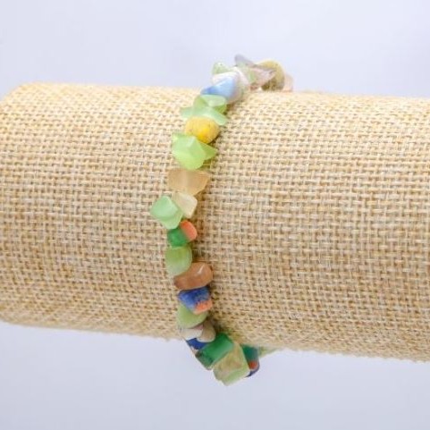 Bransoletka na gumce z asortymentu naturalnych kamieni, drobiny 7 mm, obwód 18 cm