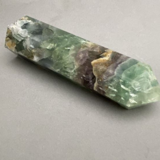 Pamiątkowy ołówek z naturalnego fluorytu, 14,5 × 4 cm, waga 449 g