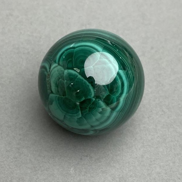 Kula pamiątkowa z naturalnego kamienia malachit, średnica 32 mm