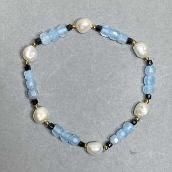 Bransoleta z akwamarynu, fasetowana kostka, średnica ok. 5 mm ±; perły rzeczne 8–8,5 × 8 mm ±; długość 18 cm ±, elastyczna