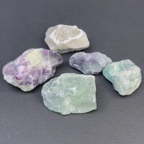 Naturalny kamień fluoryt, nieobrobione samorodki bez otworu 28-32×20-24 mm (+-) (za 100 g +/-)