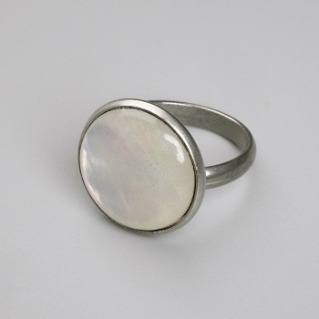 Kolczyk z masą perłową 22 mm ±, wykonany ze srebrzystego metalu