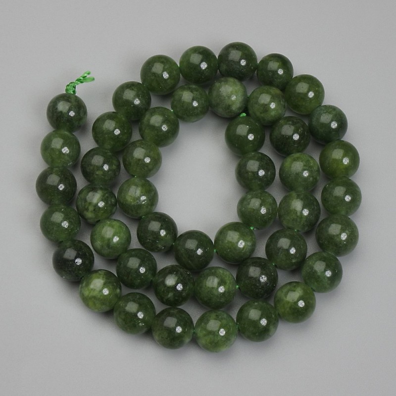 Koraliki jadeitu – kulka, średnica 10 mm +/-, długość około 38 cm +/- na nitce
