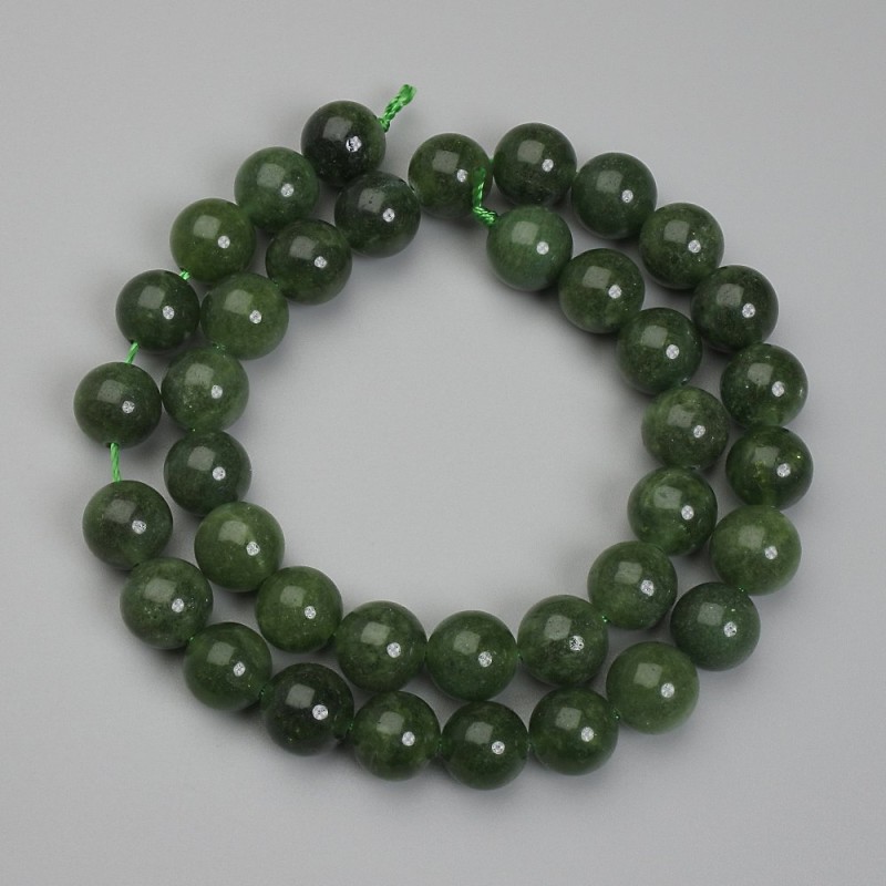 Koraliki jadeitu – kuleczki, średnica 8 mm, długość około 38 cm na nici