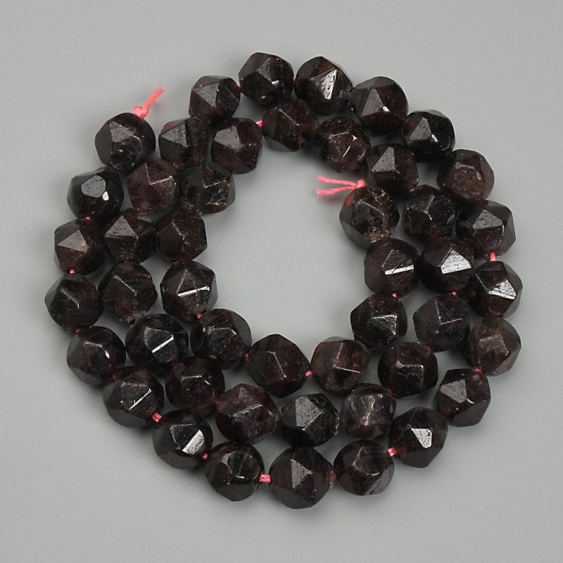 Koraliki granatu wielościenne, średnica 8 mm, długość 38 cm