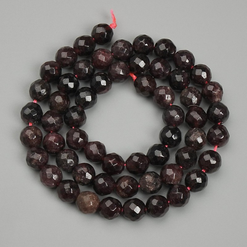 Koraliki granatu – fasetowana kulka, średnica około 7 mm, długość 38 cm