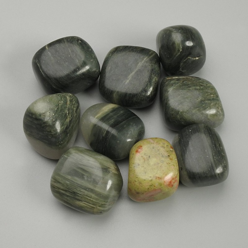 Naturalny kamień serafinit – kaboszony obrobione z naturalnych samorodków bez otworu, 15–22×18–25 mm ± (za 100 g ±)