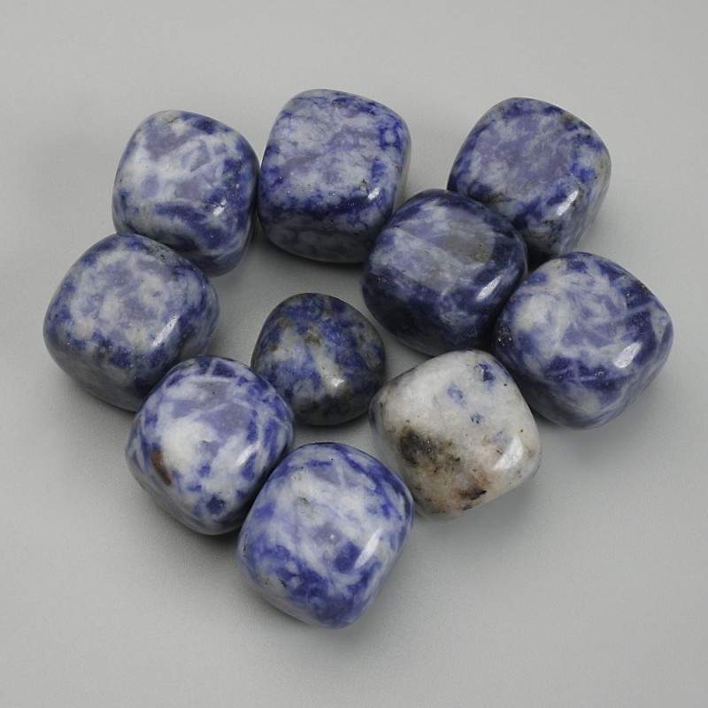 Naturalny kamień sodalit – fasetowane bryłki bez otworu 17-20×17-18 mm ± (za 100 g ±)