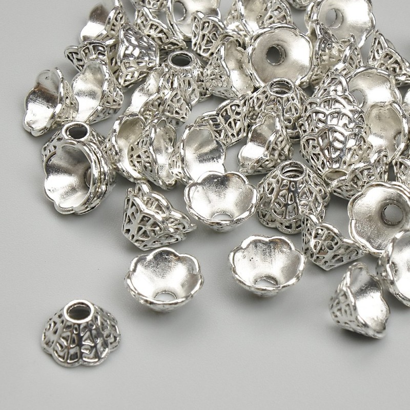 Czapeczki do koralików, srebrzysty kolor metalu, średnica 4×8 mm ± otwór 2 mm, opakowanie 20 g ± (~62 szt.)