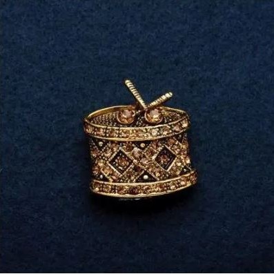 Broszka Bębenek w kolorze metalu „starozłoto” z kryształami 2,5 × 2,5 cm