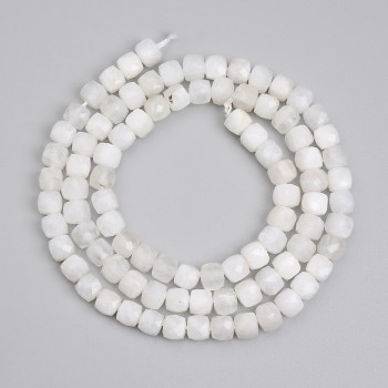 Koraliki adularu fasetowane w kształcie sześcianu o wymiarach 4×4 mm, długość około 38 cm na nici