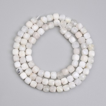 Koraliki adularu fasetowane kostki 4×4 mm, długość 38 cm ± na nitce