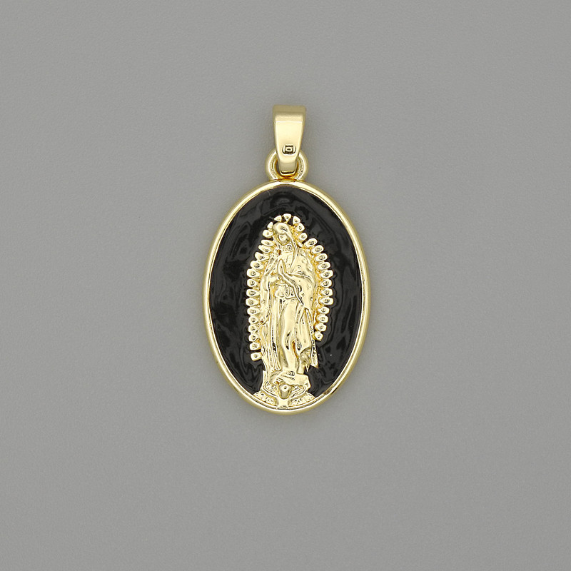 Wisiorek z wizerunkiem Matki Bożej, emaliowany metal złocisty, średnica 29×18 mm.