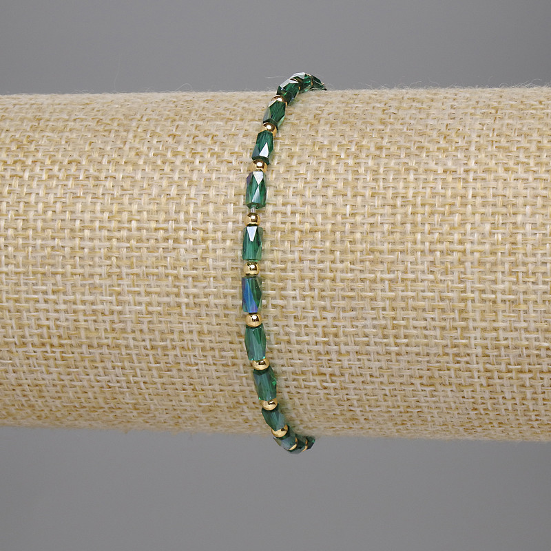 Bransoletka z zielonego czeskiego kryształu, fasetowane cylindry 5×3 mm i kuleczki 2 mm, długość 18 cm, na elastycznej gumce