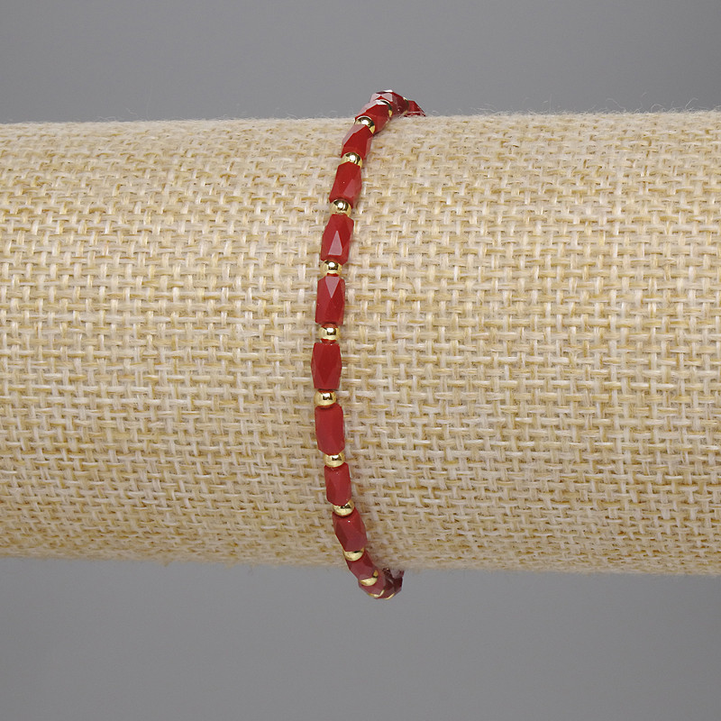 Bransoletka z czerwonego czeskiego kryształu, fasetowane cylindry 5×3 mm, kuleczka 2 mm, elastyczna, długość 18 cm