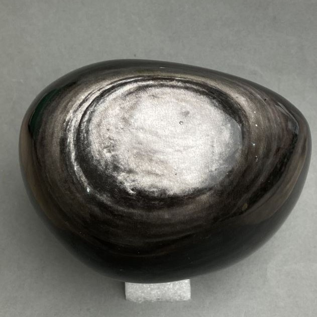 Suvenir naturalny kamień: obsydian srebrzysty, wymiary 115×90×78 mm (+/-), masa 1209 g
