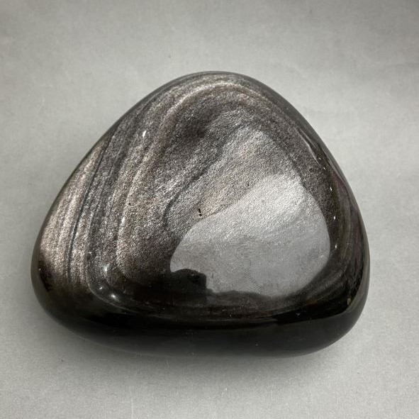 Pamiątkowy kamień naturalny Srebrzysty obsydian, wymiary 117×113×56 mm (±) masa 935 g