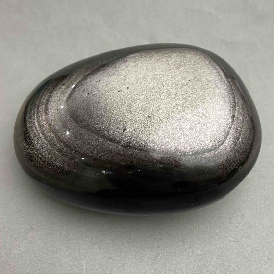 Pamiątkowy naturalny kamień Srebrzysty obsydian – wymiary 123×87×52 mm (+-), waga 767 gramów